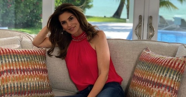 Идеальный кадр: 54-летняя Синди Кроуфорд показала фигуру в белье