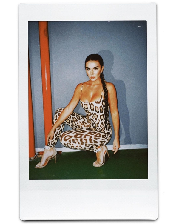 Анна Седокова похвасталась похудевшей фигурой в леопардовом комбинезоне