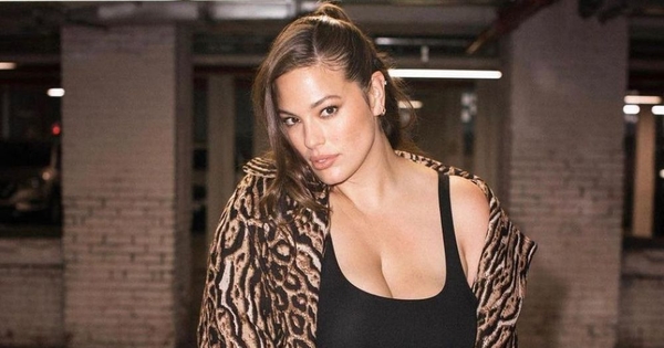 Эшли Грэм показала крупным планом, как кормит грудью годовалого сына