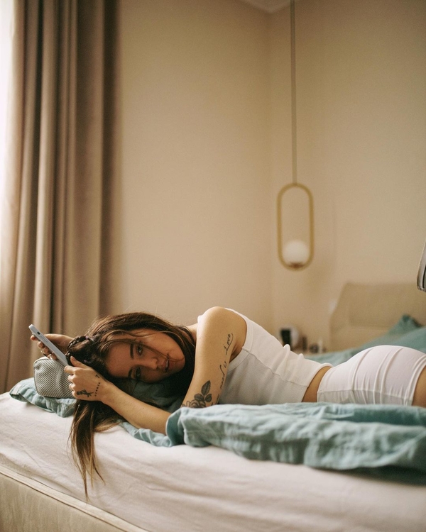 В майке и коротких шортиках: Надя Дорофеева запостила постельные фото