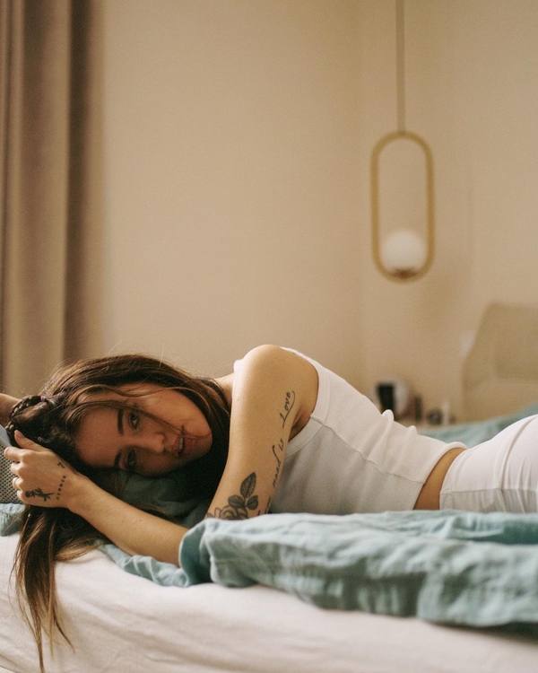 В майке и коротких шортиках: Надя Дорофеева запостила постельные фото