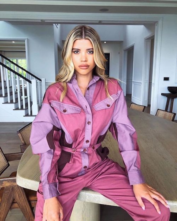 Модная находка: София Ричи показывает, как атласный плащ способен преобразить образ