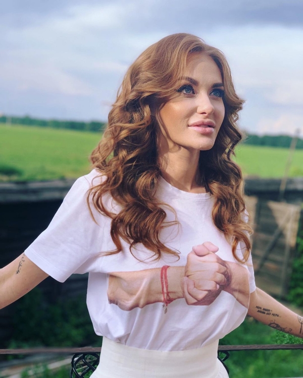 «Просто королева»: Слава Каминская покорила фанатов стильным образом