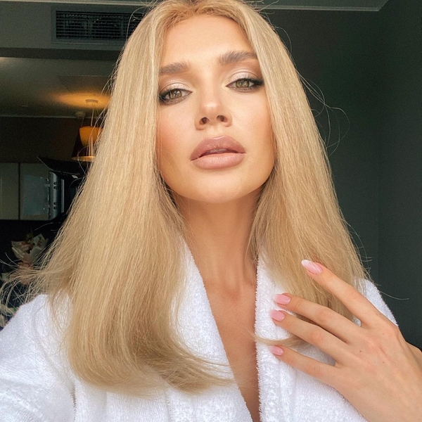 «Шикарные ноги»: Миша Романова взорвала Сеть своей сексуальностью