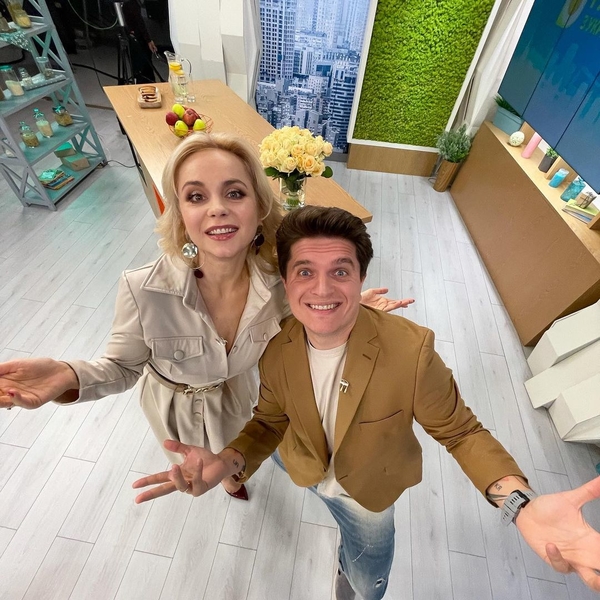 Лилия Ребрик в шуточном видео рассекретила, чем занимаются ведущие во время рекламы