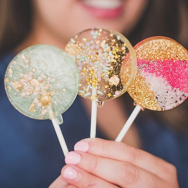 «Сладкий» микротренд: идеи для «карамельного» маникюра