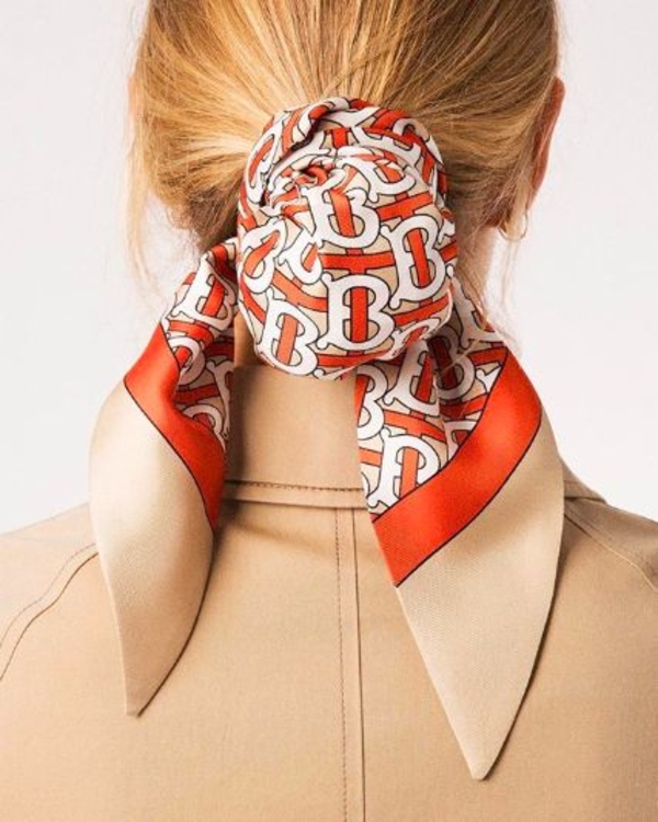 Тренд весны 2021: 10 самых модных шелковых платков