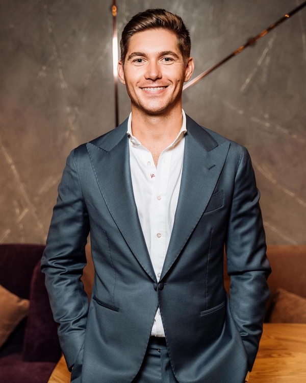 Знойная латина: Остапчук станцевал с женой в воде на Мальдивах