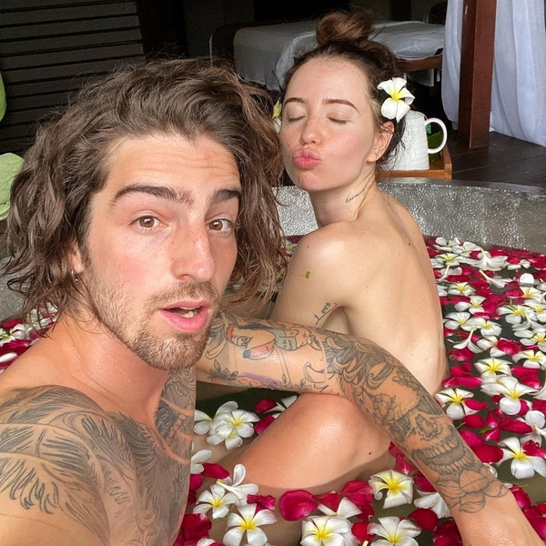 Муж Нади Дорофеевой показал ее странные танцы в общественном транспорте