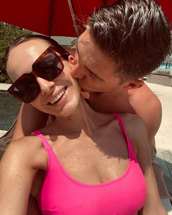 Жена Остапчука похвасталась аппетитными формами в купальнике