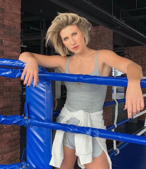 Анита Луценко похвасталась своей стройной фигурой в обтягивающем наряде