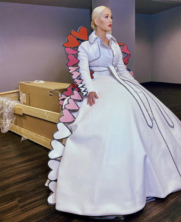 Амурные дела: Кэти Перри в фантастическом образе Victor & Rolf Couture