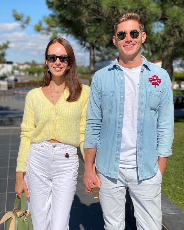 Владимир Остапчук со своей женой взорвали Сеть фото с «беременным» животом