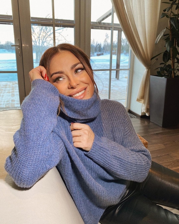 «Леди в красном»: Ани Лорак восхитила фанатов своим внешним видом