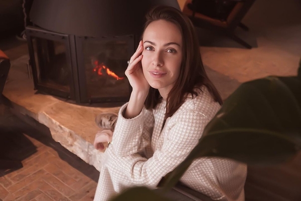 «Это был кайф»: жена Остапчука позировала в одном халате на фоне океана