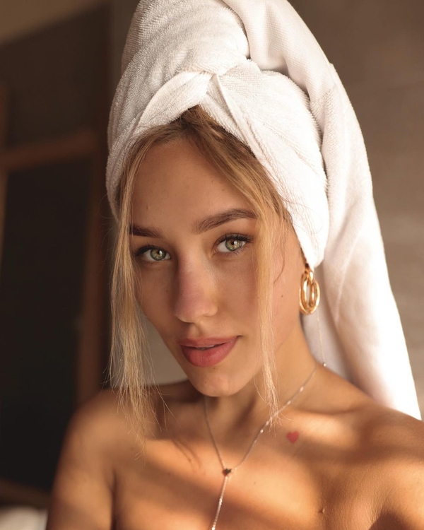 Беременную Дашу Квиткову раскритиковали за откровенное фото