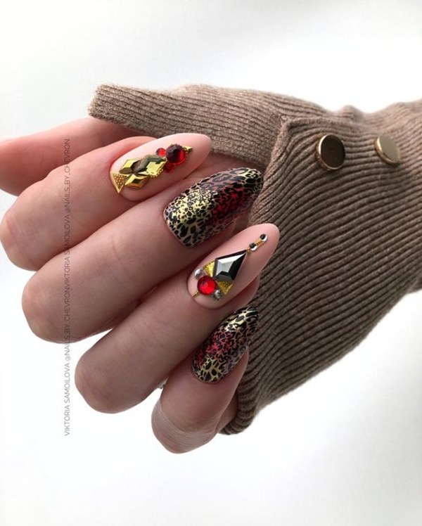 5 безвкусных вариантов маникюра, которые выходят из моды