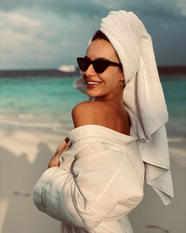 «Какой огонек»: жена Остапчука засветила стройные ножки на пляже