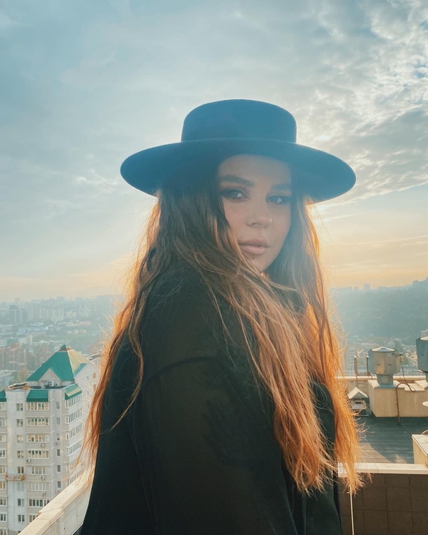 В купальнике и со стаканом в руке: Александра Зарицкая запостила пикантное фото