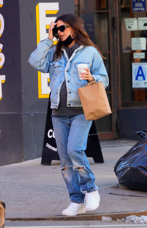 Беременная Эмили Ратаковски на прогулке с мужем в трендовом тотал-луке из денима