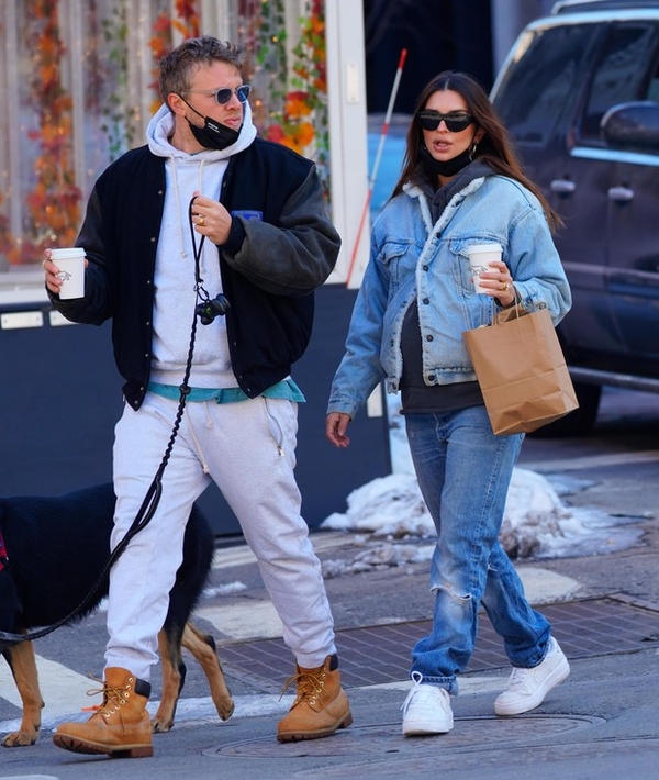 Беременная Эмили Ратаковски на прогулке с мужем в трендовом тотал-луке из денима