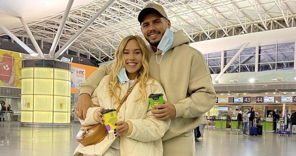 Беременная Даша Квиткова продемонстрировала большой животик в купальнике