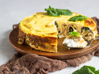 Блинная запеканка со шпинатом, курицей и сливочным сыром