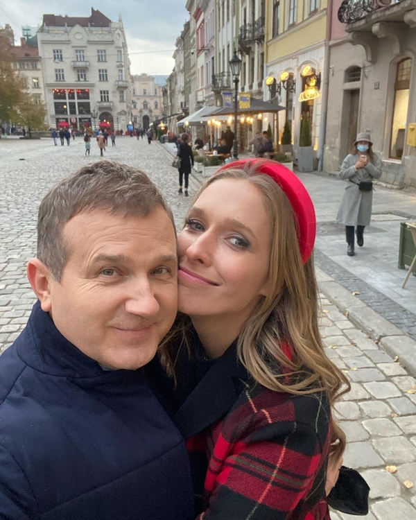 «Сказочная семейная пара»: Юрий Горбунов похвастался длинноногой женой