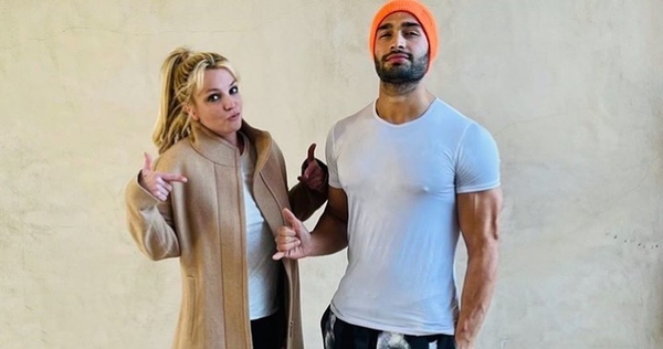 Бритни Спирс показала, как развлекается с бойфрендом в частном самолете