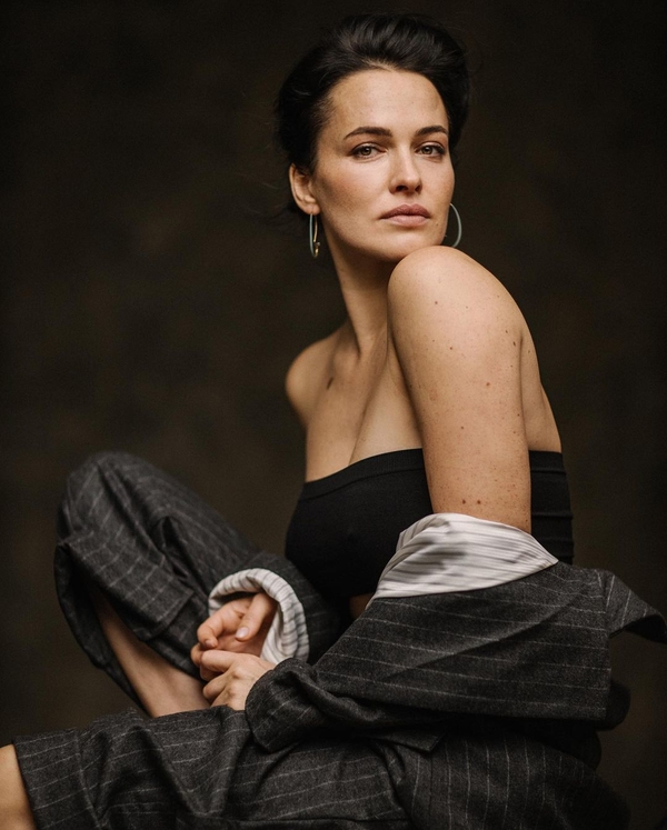 Даша Астафьева прикрыла соблазнительное нижнее белье одеялом