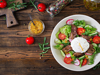 Теплый салат с яйцом пашот и куриной печенью: Пошаговый рецепт