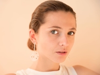 Анисия Стасевич: “Мы с моей героиней любим немного выводить окружающих странным поведением”