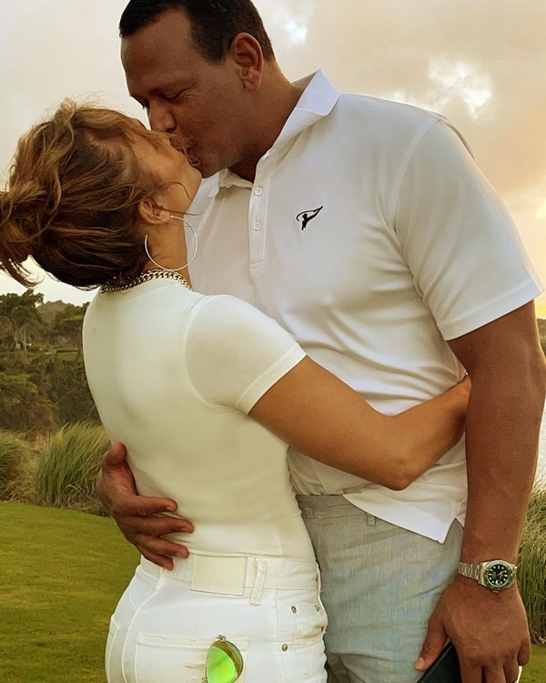 Дженнифер Лопес запостила романтические фото с женихом