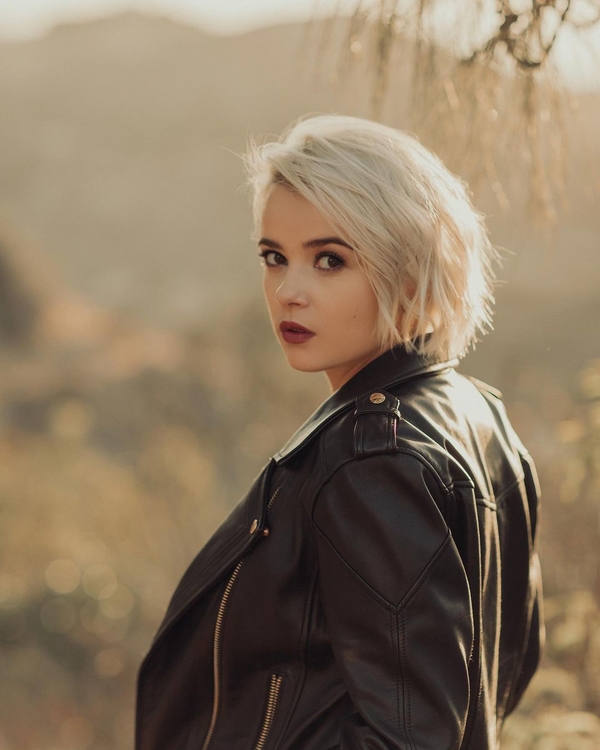 Мика Ньютон обнародовала архивные кадры из красной дорожки "Золотого глобуса"