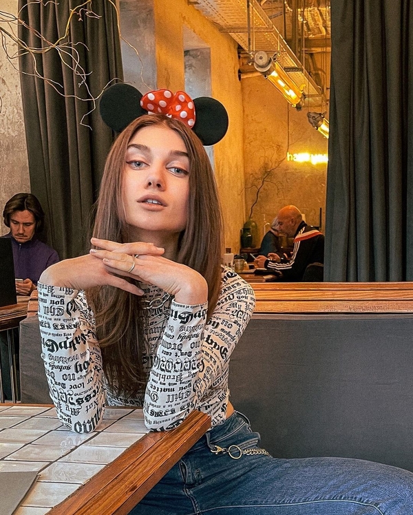 Jerry Heil сразила своей худобой в откровенном наряде