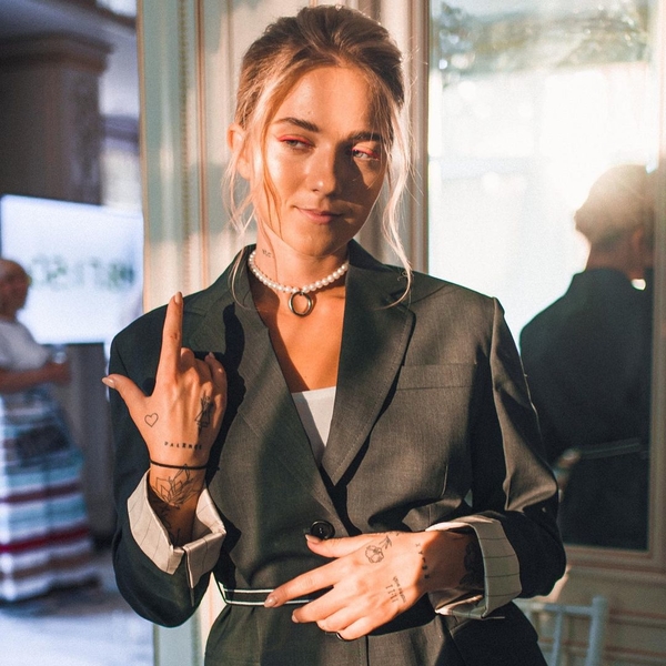 Падчерица Потапа появилась на балу в платье с откровенными разрезами