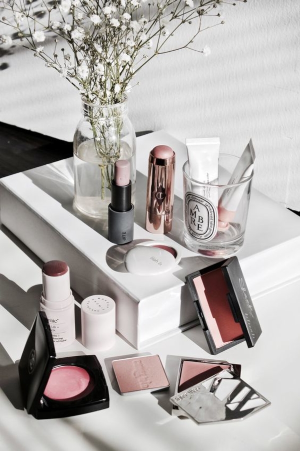 6 отличных предложений декоративной косметики, которые можно купить к 8 марта