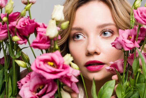 Букетик алых роз: какие цветы дарят женщинам 8 Марта в Украине и мире