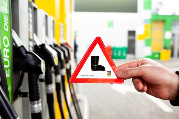 На дороге – все равны: появились наклейки на авто в поддержку гендерного равенства