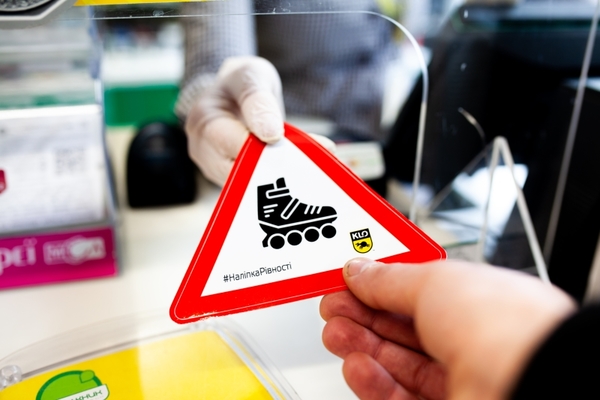 На дороге – все равны: появились наклейки на авто в поддержку гендерного равенства