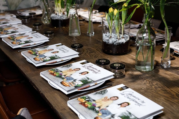 Анита Луценко и Катерина Андреева знают, что дарить маме, сестре, подруге