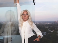 Леди Гага показала, что бойфренд подарил ей на 35-летие