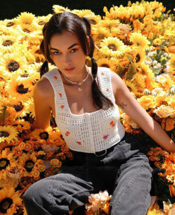 Вязаный топ – тренд весны: показывает Жизель Оливейра