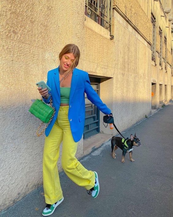 Тренд сезона: цветные джинсы вместо скучных синих