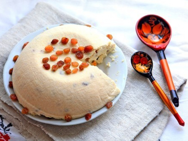 Вареная пасха с изюмом и миндалем