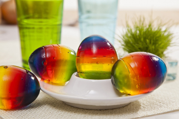 Радужные яйца из желе на десерт