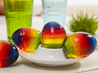 Радужные яйца из желе на десерт