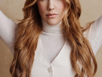 Редкий кадр: Мерьем Узерли показала своих дочерей