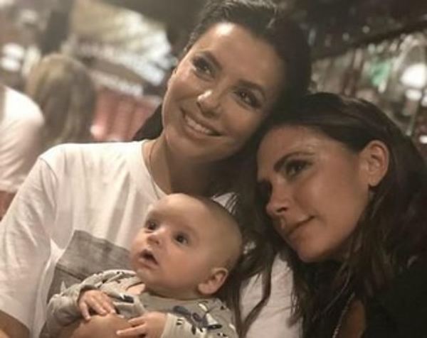 Из личного архива: Ева Лонгория показала фото с лучшей подругой Викторией Бекхэм