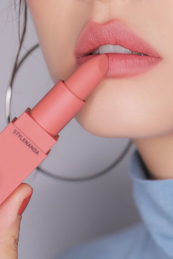 Бьюти-лайфхаки: как сохранить стойкость помады на губах